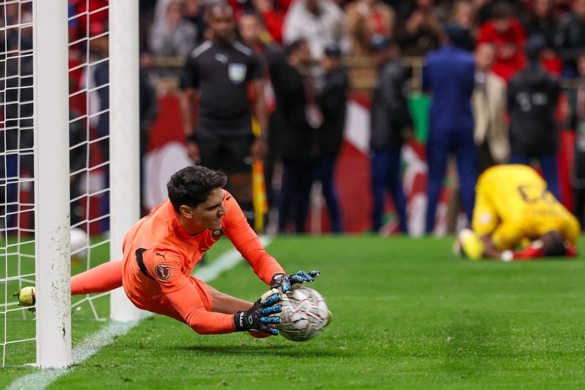 Yassine Bounou resuelve el penal de Samuel Chukwueze y encamina a Marruecos en la serie frente a Nigeria, cuyo arquero, Stanley Nwabali, sufre; en Rabat, el local pasó a la final de la Copa Africana de Naciones.