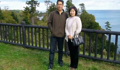 Yasuo Takamatsu bucea por esas aguas buscando a su esposa, Yuko