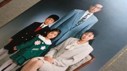 Yasuo, Yuko y sus hijos en una fotografía familiar. Ambos niños estaban en la escuela y sobrevivieron al desastre
