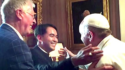 Yayo Grassi (izquierda) y su pareja, Iwan, durante la reunión con el Papa en Washington