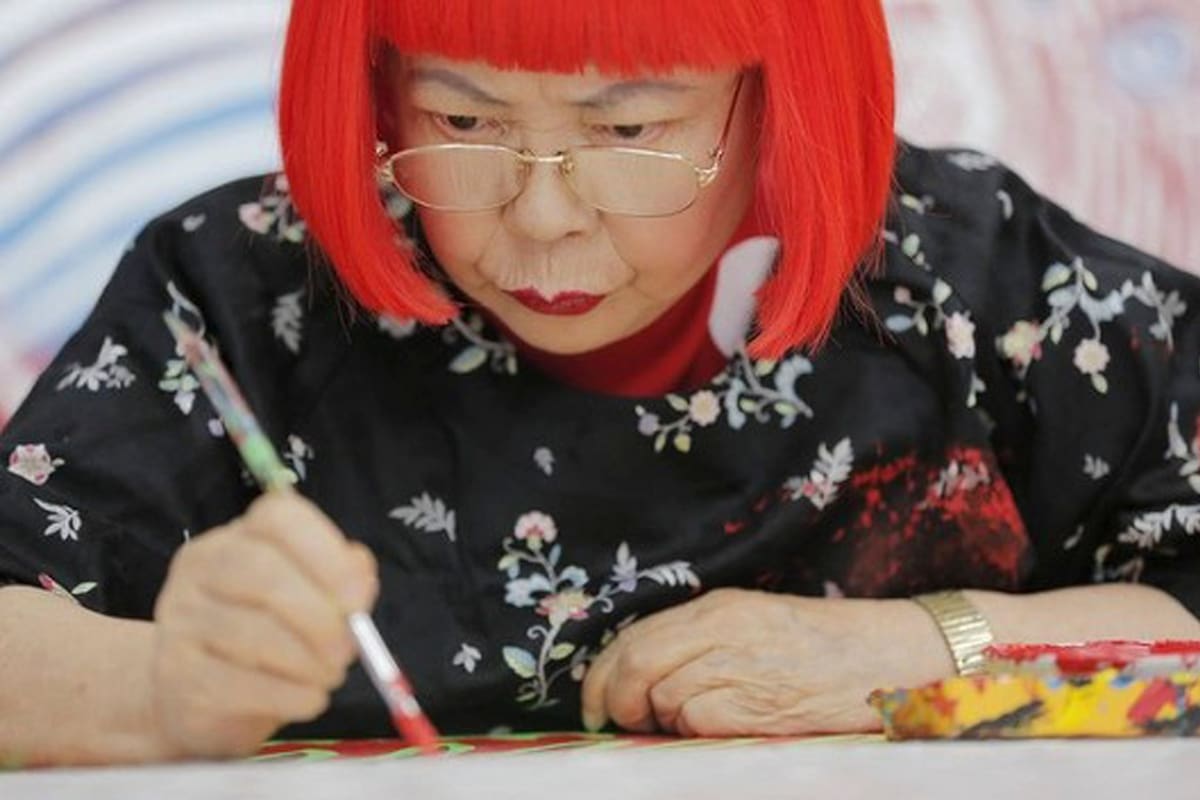 Yayoi Kusama, la "alta sacerdotisa de los lunares" que protestaba con orgías y ofició la primera boda gay de los Estados Unidos