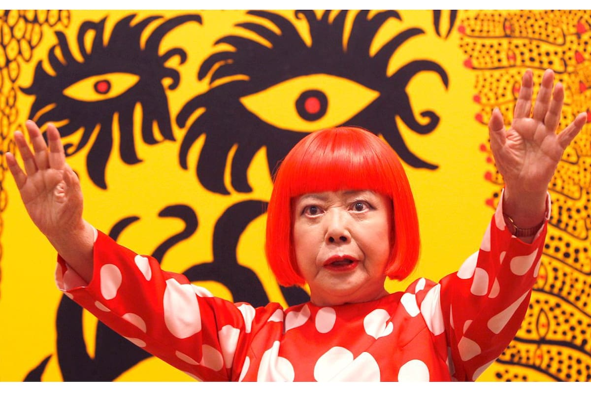 Yayoi Kusama, la "alta sacerdotisa de los lunares" que protestaba con orgías y ofició la primera boda gay de los Estados Unidos
