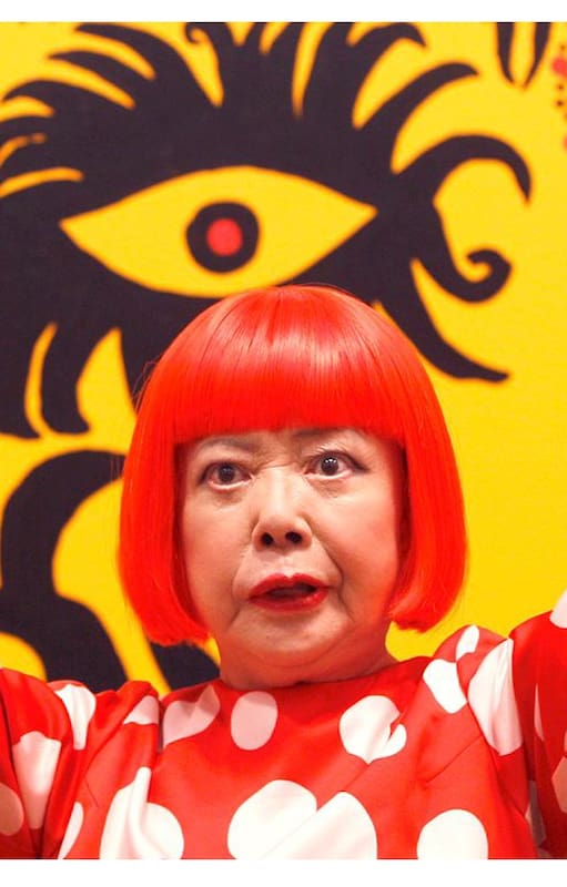 Yayoi Kusama, la "alta sacerdotisa de los lunares" que protestaba con orgías y ofició la primera boda gay de los Estados Unidos