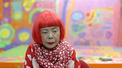 Yayoi Kusama siempre fue abierta sobre su salud mental y se sabe que reside desde la década de 1970 en un centro de salud mental del que sale todos los días para caminar a su estudio cercano al trabajo.