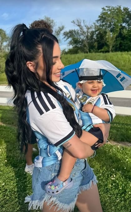 Yazmín Jáuregui, la novia del Colo Barco, con su hija Gemma, nacida el 28 de marzo de 2025