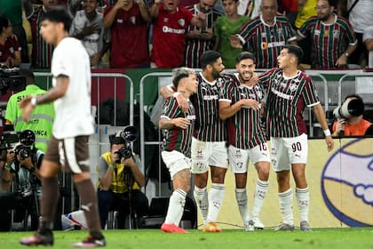 Yeferson Soteldo, Hulk, Nonato y Kevin Serna celebran la apertura del marcador en el estadio Maracaná; Fluminense, pura jerarquía