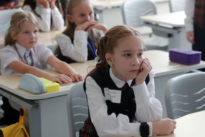 Estudiantes asisten a una clase el "día del conocimiento" en Yekaterinburg, Rusia
