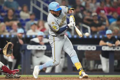 Yelich anota desde primera con doble de Chourio y Cerveceros superan 6-5 Marlins