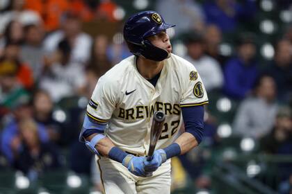 Yelich pega cuadrangular en la victoria 5-1 de los Cerveceros sobre los Astros