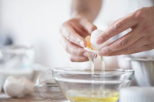 Yema oscura o clara: qué puede indicar el color de los huevos en relación a las proteínas y vitaminas que tiene