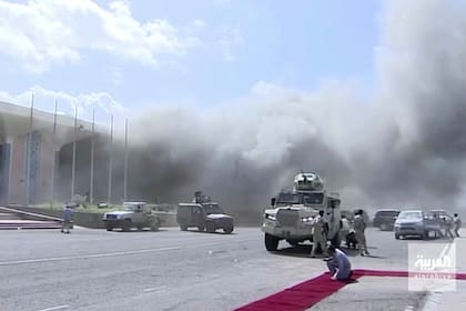 yemen explosiones aeropuerto avion aterrizaje nuevo gobierno ministros guerra