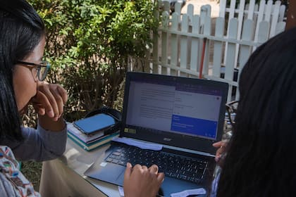 Yeni Erazo, de 24 años, prueba el traductor en un texto para una revista de Perú. El quechua es una de las lenguas indígenas más habladas en América