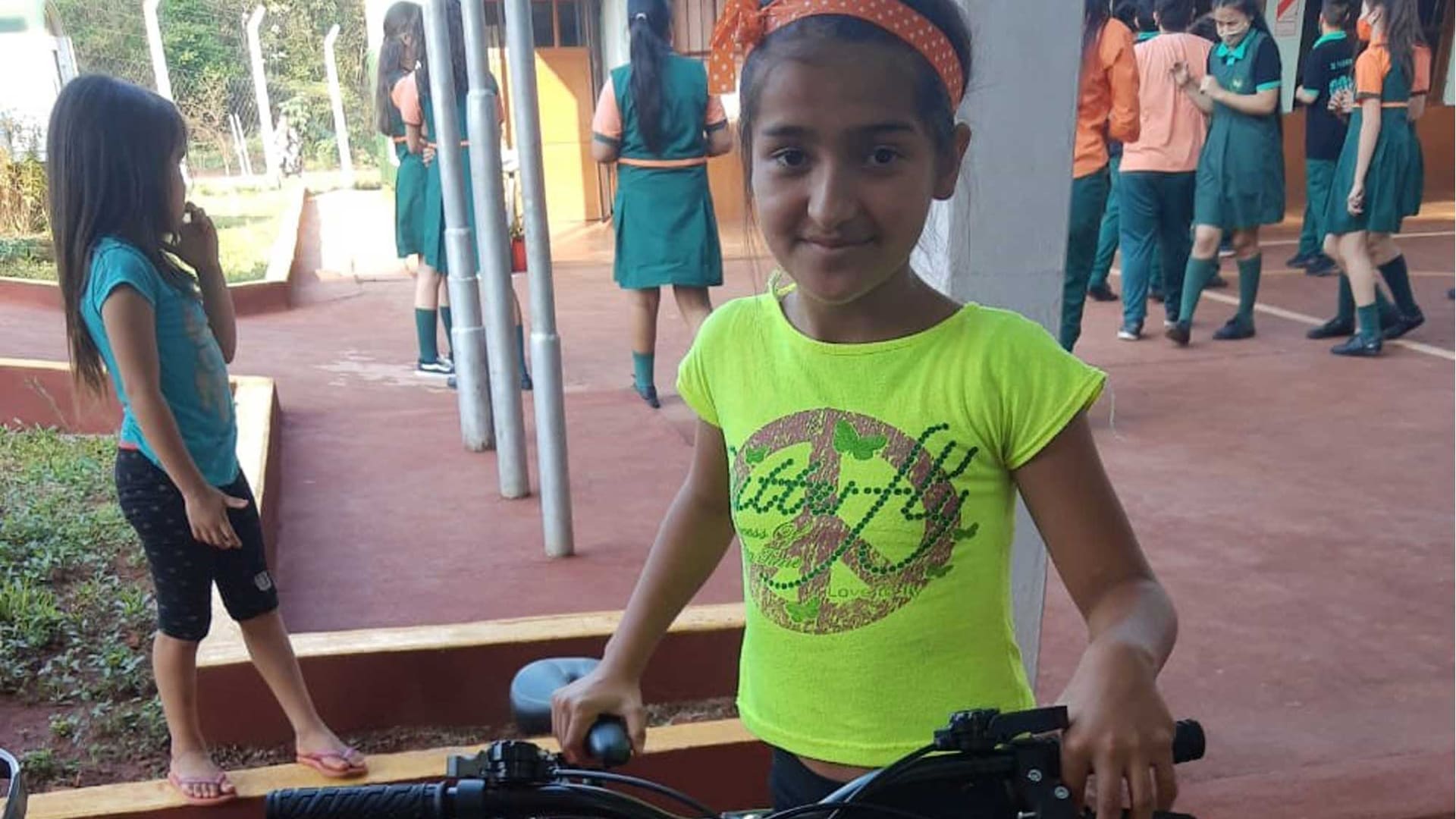 Yeni feliz estrenando su nueva bici