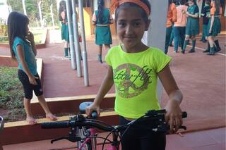 Yeni, la nena de 11 años que sufrió bullying, hoy tiene una computadora, una bici y su propio cuarto