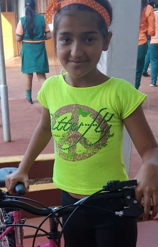 Yeni feliz estrenando su nueva bici