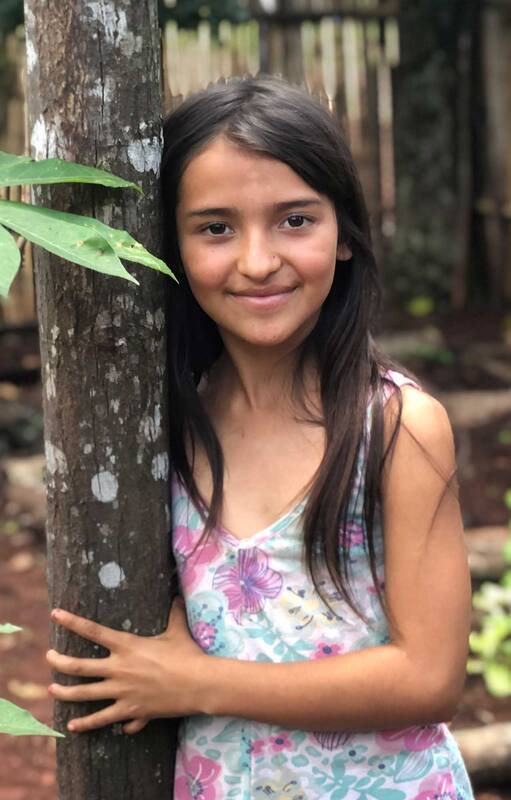 Yenifer Mierez nació con doce dedos en las manos y en los pies. Desde chiquita que sufrió bullying por eso motivo lo que afectó profundamente su autoestima y su trayectoria escolar