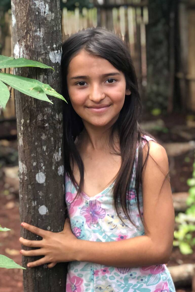 Yenifer Mierez nació con doce dedos en las manos y en los pies. Desde chiquita que sufrió bullying por eso motivo lo que afectó profundamente su autoestima y su trayectoria escolar