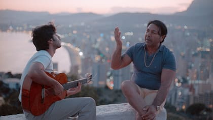 Yerai Cortés y su padre, Miguel, en una escena del documental