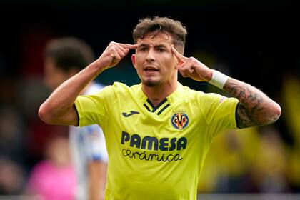 Yeremy Pino del Villarreal celebra después de marcar ante el RCD Espanyol. El español es el primer jugador en marcar 4 goles en la historia del Villareal en Primera división.