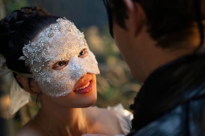 Yerin Ha y Luke Thompson en una escena clave del primer episodio de Bridgerton