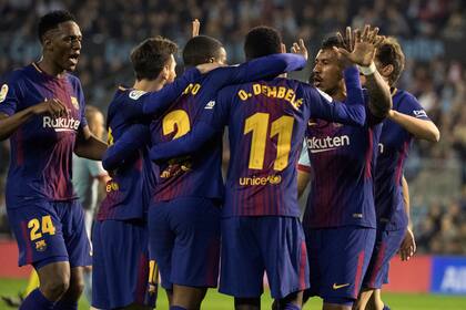 Yerry Mina, Semedo, Dembélé, Messi (entró en el segundo tiempo) y Paulinho felicitan a Paco Alcácer, autor del segundo gol contra Celta