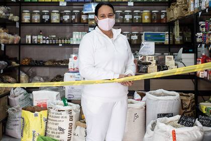 Yésica (41). Comercio: Dietética. ¿Cómo es el trato con los clientes? “Antes era más fácil atender porque la gente podía agarrar y mirar los productos, ahora se los tenemos que alcanzar y caminamos más”.