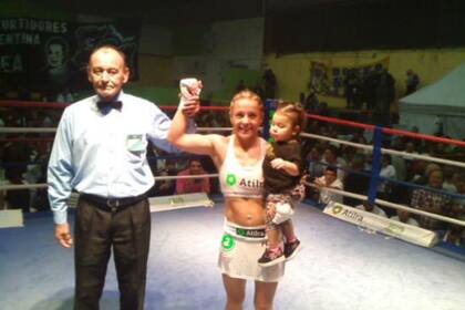 Yesica Bopp festeja junto a su hija