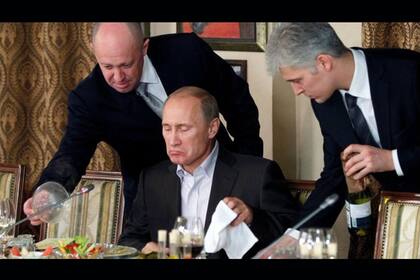 Yevgeny Prigozhin, a la izquierda, es conocido como "el chef de Vladimir Putin"