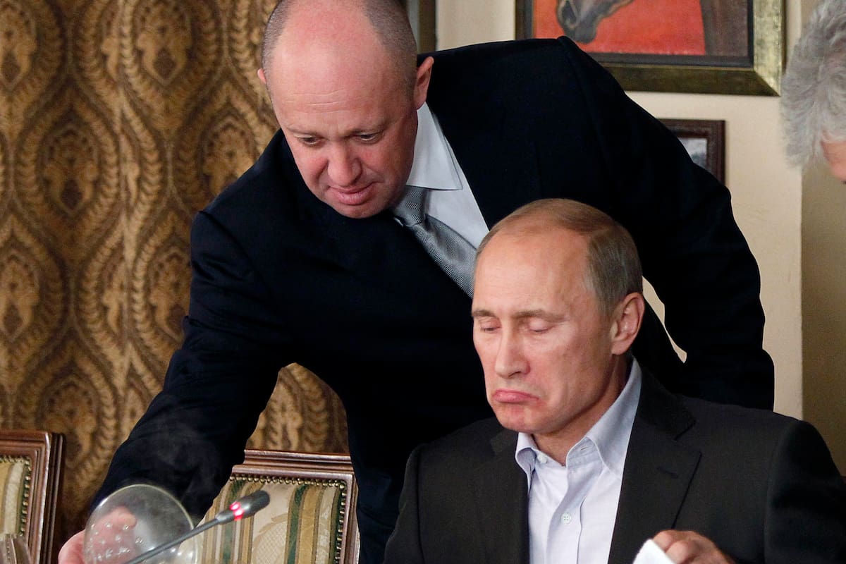Yevgeny Prigozhin sirve comida al entonces primer ministro ruso Vladímir Putin en el restaurante de Prigozhin en las afueras de Moscú, Rusia, el 11 de noviembre de 2011