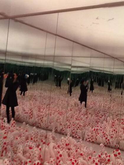 Mi autofoto en la muestra Obsesión Infinita de Yasoi Kuzama en 2013 en el Malba