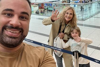 "Yo estaba arriba del avión y se me ocurrió bajar, pensaba mucho en mi hijo llorando y mi madre consolándolo. Es ahí donde dije: este es mi último viaje, tendré que crear y volver a empezar en Argentina”.