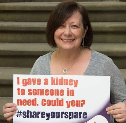 "Yo le di un riñón a alguien que lo necesitaba. ¿Podrías hacerlo vos?", dice el cartel que sostiene Tracey Jolliffe