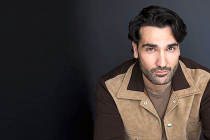 "Yo me dedico a encontrar mi sonido, a cantar con una voz propia, a interpretar los roles con mi carácter y personalidad. Y, por último, a la imagen", reconoce Jonathan Tetelman