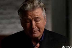 “Yo no apreté el gatillo”, dijo Alec Baldwin, quebrado, en su primera entrevista televisiva tras la tragedia