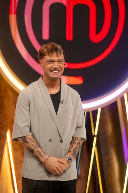 “Yo soy el jurado puente, literalmente”, aseguró Lucas sobre su incorporación a MasterChef Junior. El cantante explicó que, por su experiencia como participante, busca acompañar a los chicos y hablarles de igual a igual
