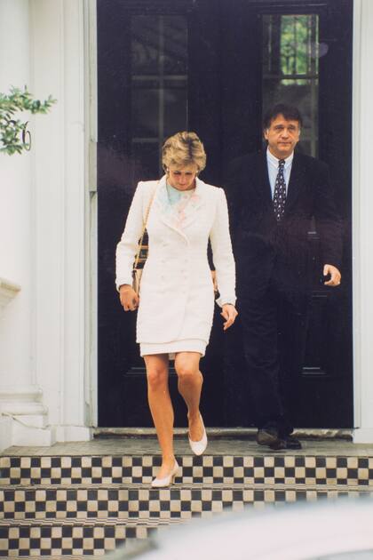 "Yo tenía un número especial del Palacio, porque a Diana le habían puesto micrófonos en una época. Sí, tenía micrófonos como mostró The Crown".