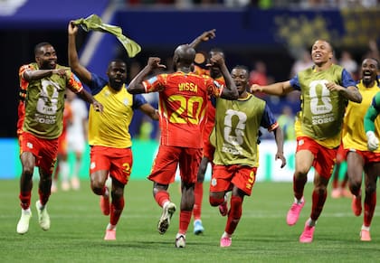 Yoane Wissa celebra con sus compañeros luego de anotar un gol ante Uzbekistán