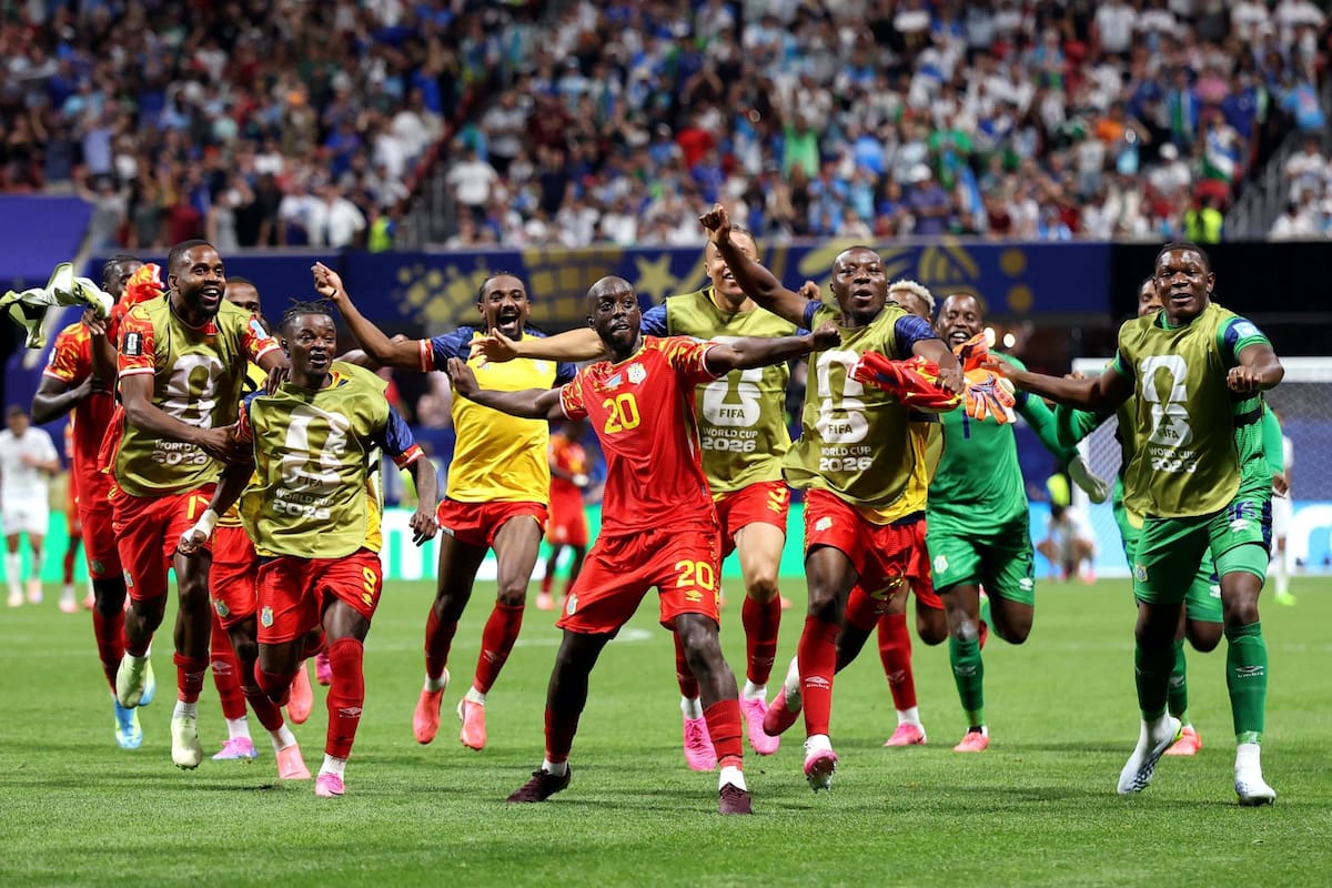 Yoane Wissa encabeza los festejos: propició el penal, lo convirtió para igualar contra Uzbekistán y aportó el tercero tanto para la clasificación de RD Congo en el Mundial.