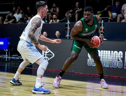 Yoanki juega en Comodoro Rivadavia desde sus 19 años; con 16,1 puntos y 7,6 rebotes de promedio, dominó la etapa regular de la Liga, y ahora está en los cuartos de final.