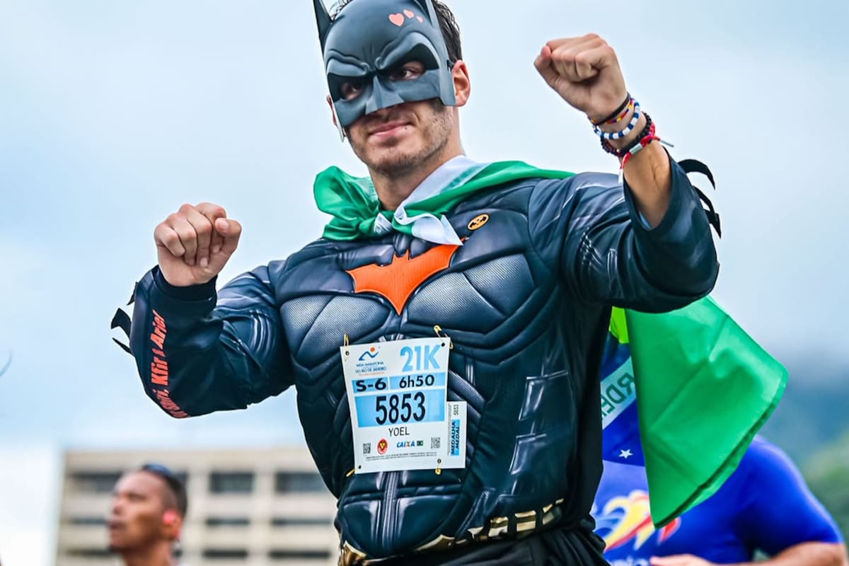Yoel Levy corre maratones vestido de Batman para recordar a los Bibas