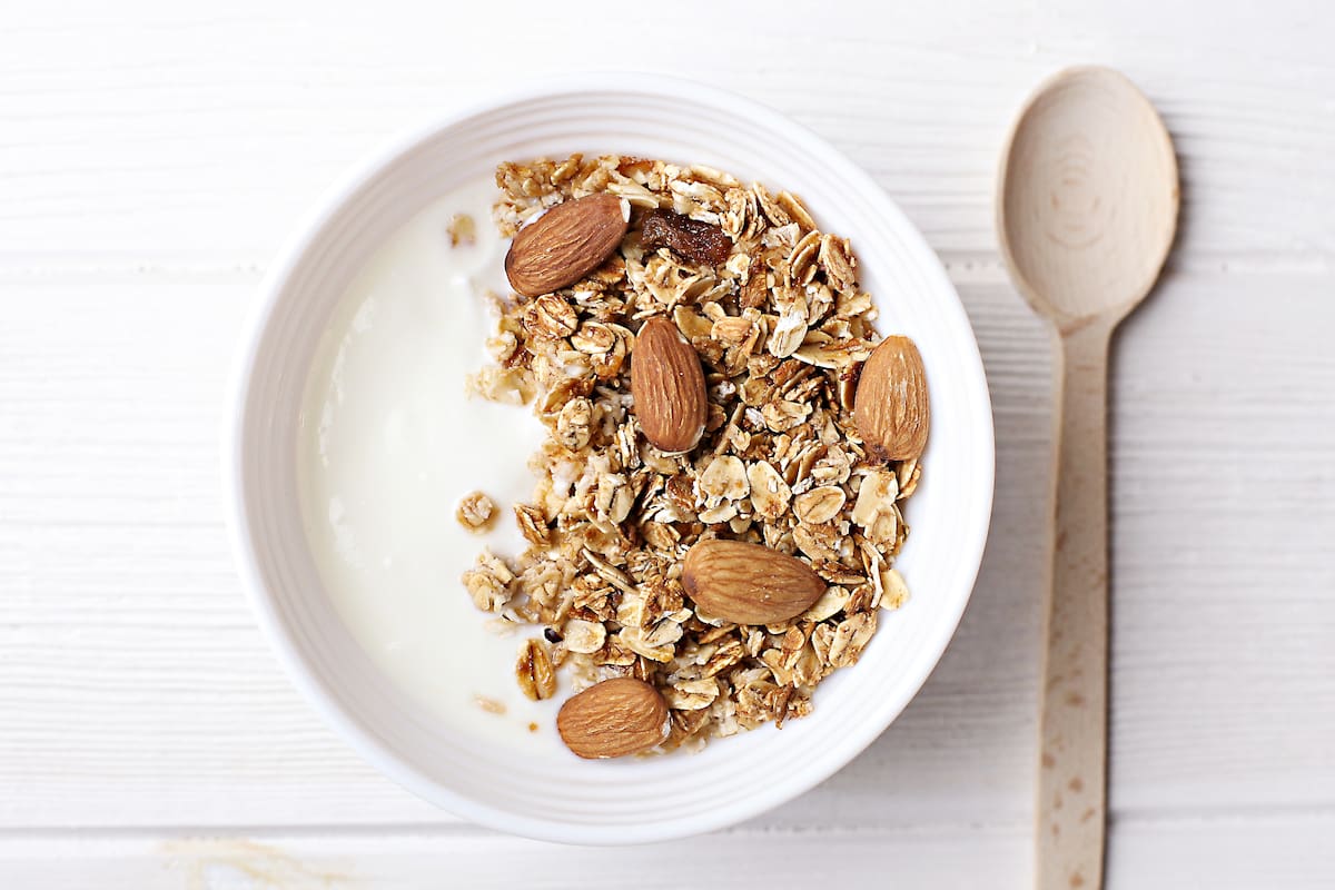 Yogur griego y la avena, alimentos que contribuyen a mejorar la flora bacteriana