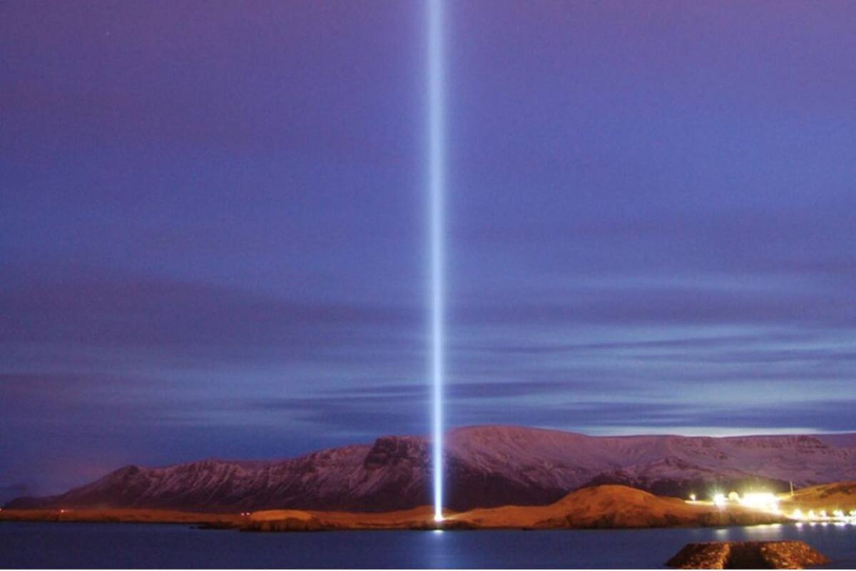 Yoko Ono anunció que se iluminaría en la capital de Islandia la Torre Imagina la Paz, monumento que le dedicó en 2007 a John Lennon