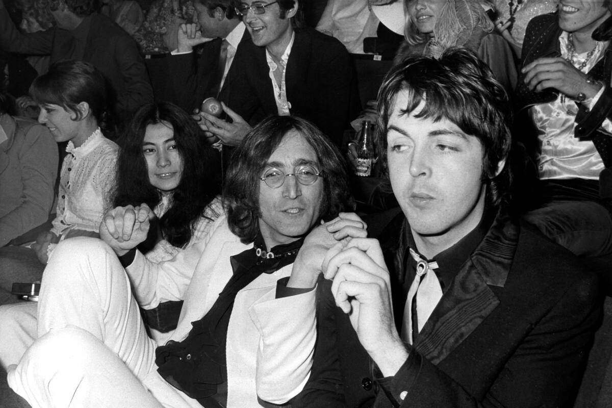 Yoko Ono, John Lennon y Paul McCartney en la premiere de 'Yellow Submarine' (Photo by Cummings Archives/Redferns)