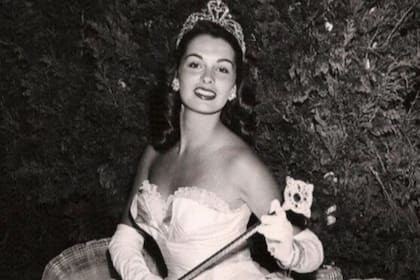 Yolande Betbeze fue coronada Miss América en 1951 en Atlantic City, pero su negativa a posar en traje de baño cambió los estatutos de los certámenes de belleza (Instagram/@dollyfox530)
