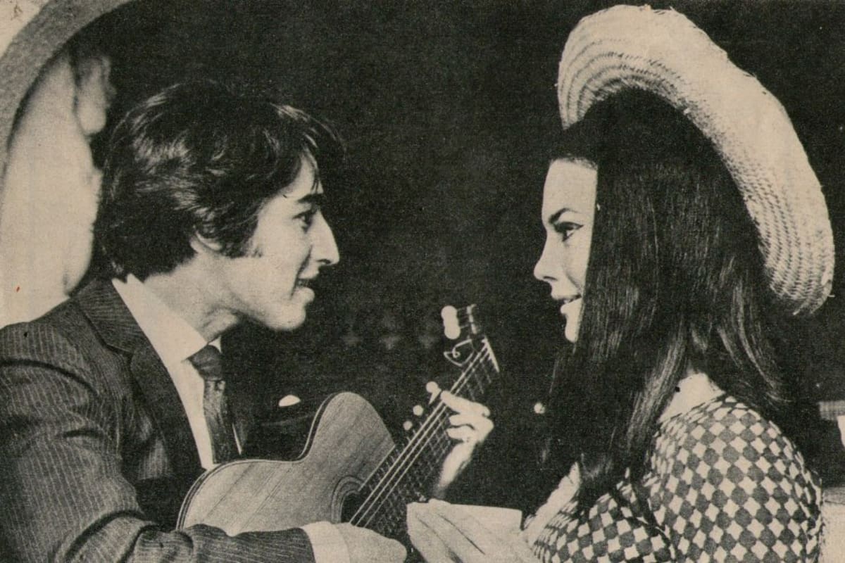 Yoli Scuffi siendo homenajeada por Sandro, quien le había dedicado dos canciones.