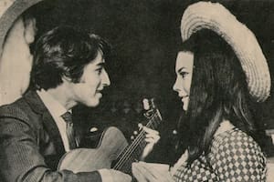 Yoli Scuffi siendo homenajeada por Sandro, quien le había dedicado dos canciones.