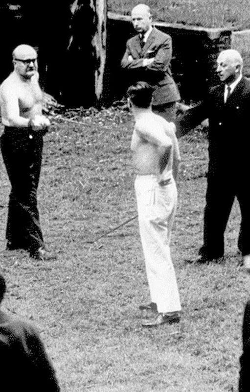 Yoliván Biglieri (de pantalón oscuro) y el almirante Benigno Varela, en el último duelo, en 1968