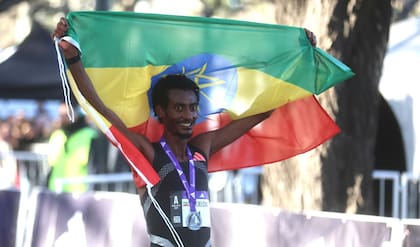 Yomif Kejelcha rompió el récord mundial con la Media Maratón de Buenos Aires