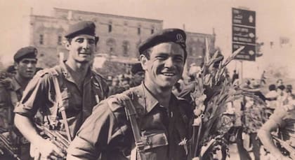 Yonatan Netanyahu, comandante de la unidad israelí de operaciones especiales Sayeret Matkal, murió durante el rescate de los rehenes en Entebbe, alcanzado por disparos de fuerzas ugandesas. Fue el único militar israelí que cayó en la operación