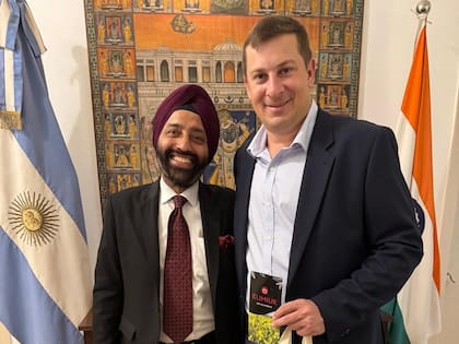 Yonathan Klimiuk, gerente de Klimiuk Infusiones, junto a Mani Manchanda, un empresario indio en la visita que realizo la comisión argentina